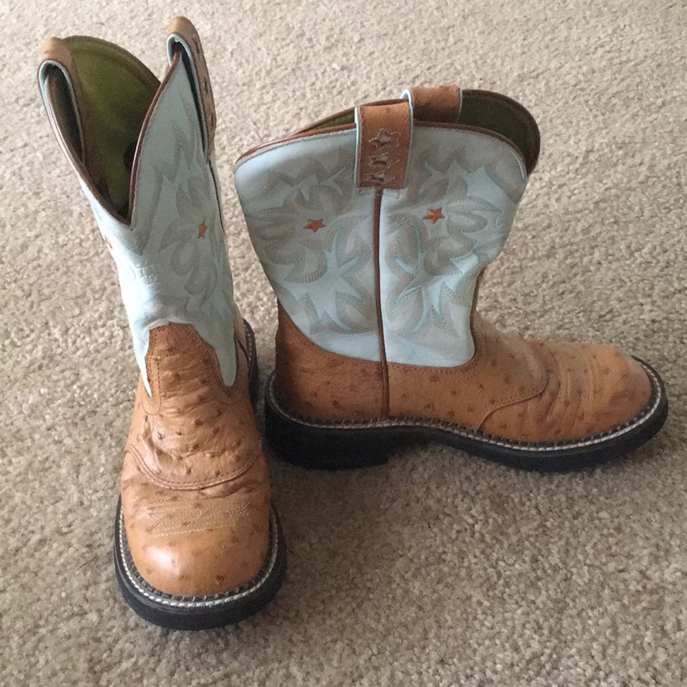 Size 8 women’s Ariat boots